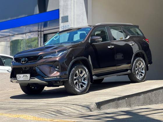 TOYOTA HILUX SW4 2.8 D-4D TURBO DIESEL SRX PLATINUM 7L 4X4 AUTOMÁTICO